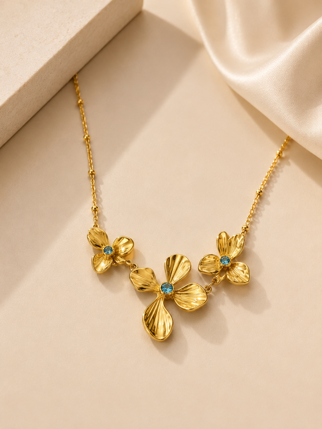 Golden Bloom Necklace الصورة الرئيسية