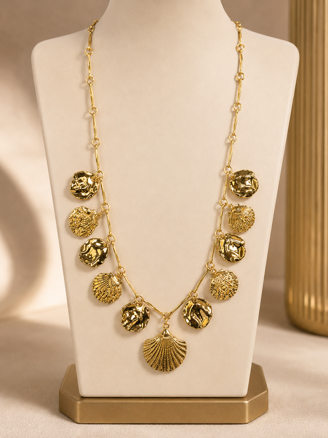 Golden Treasures Necklace صورة ثانوية