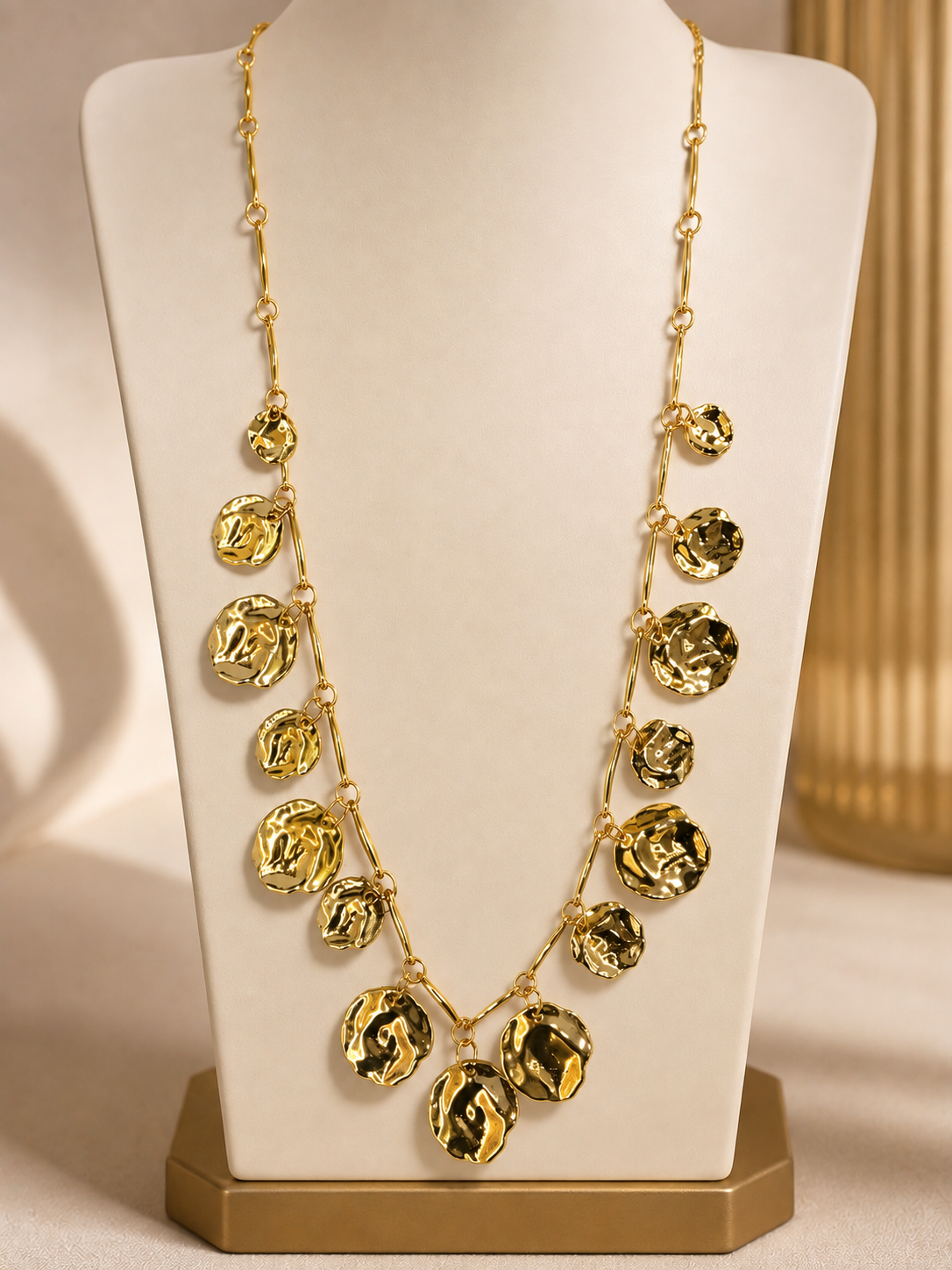 Golden Treasures Necklace الصورة الرئيسية