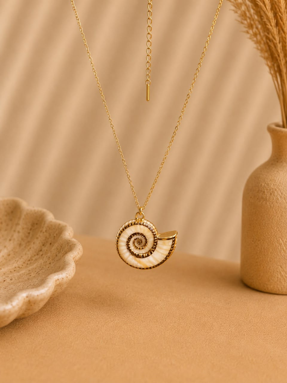 Spiral Shell Necklace الصورة الرئيسية