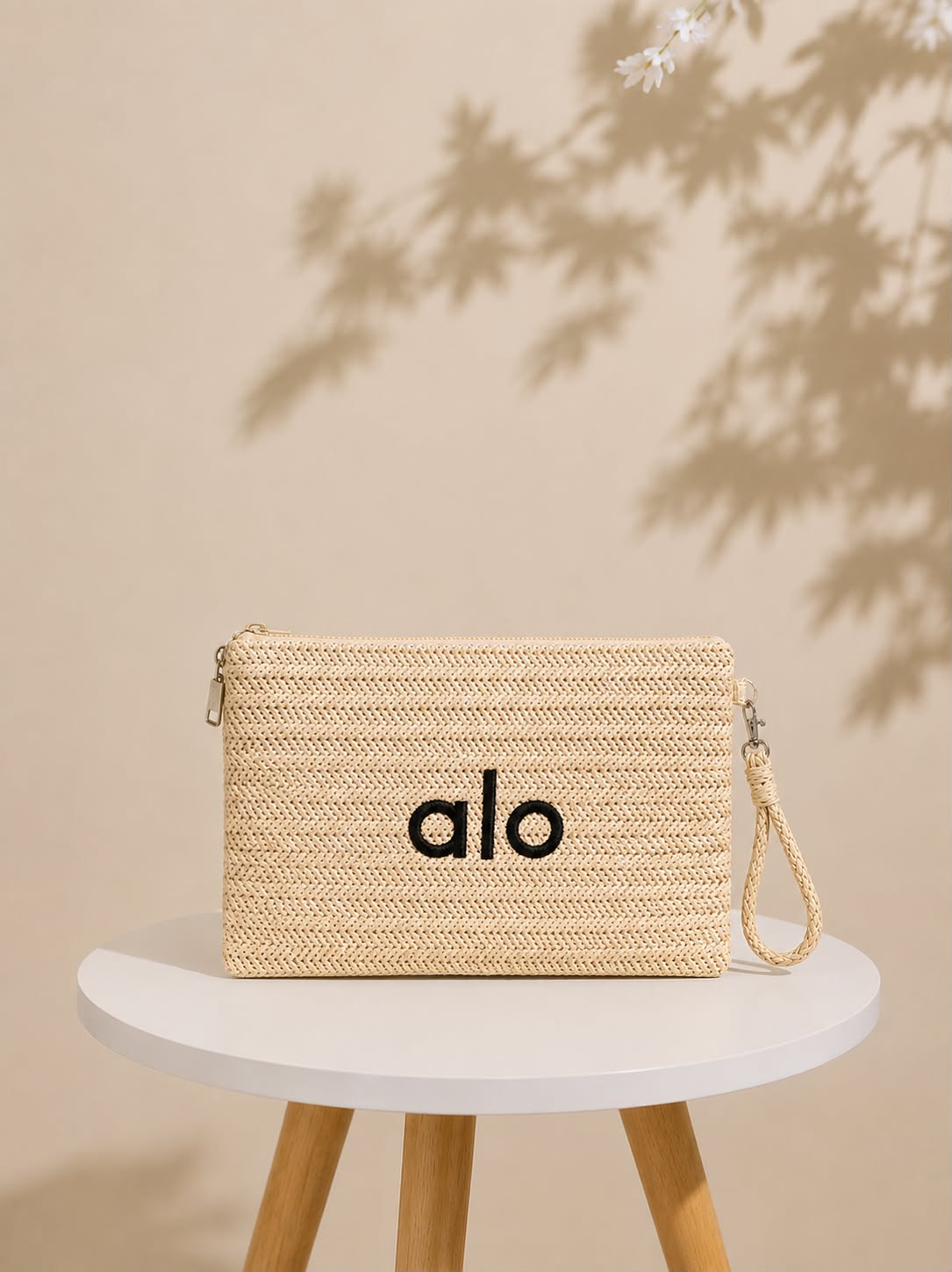 Alo Clutch الصورة الرئيسية